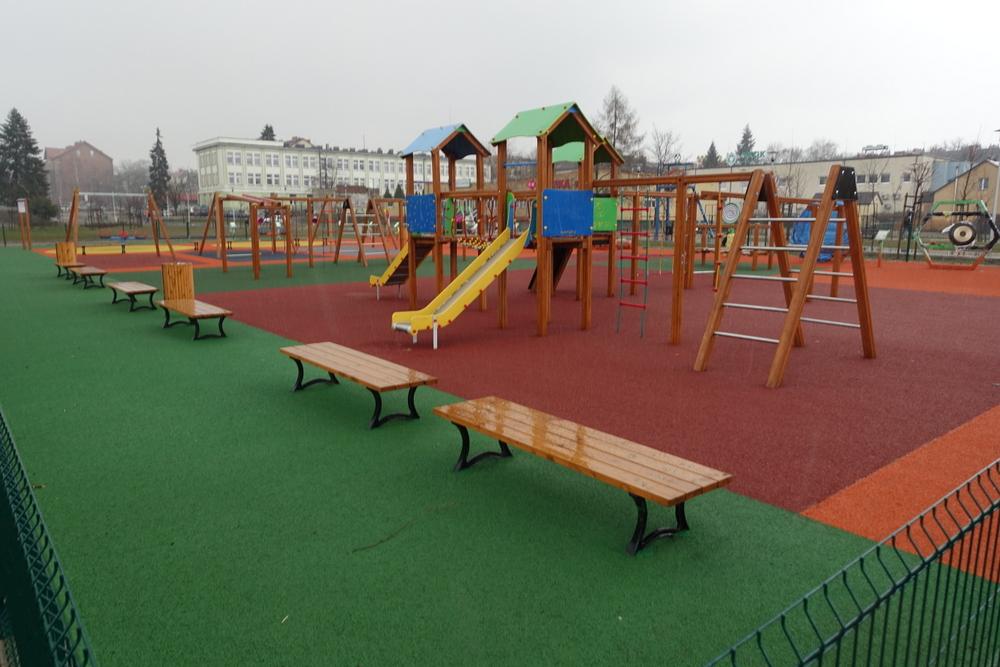 Plac zabaw na plantach będzie otwarty w piątek. Znowu akty dewastacji