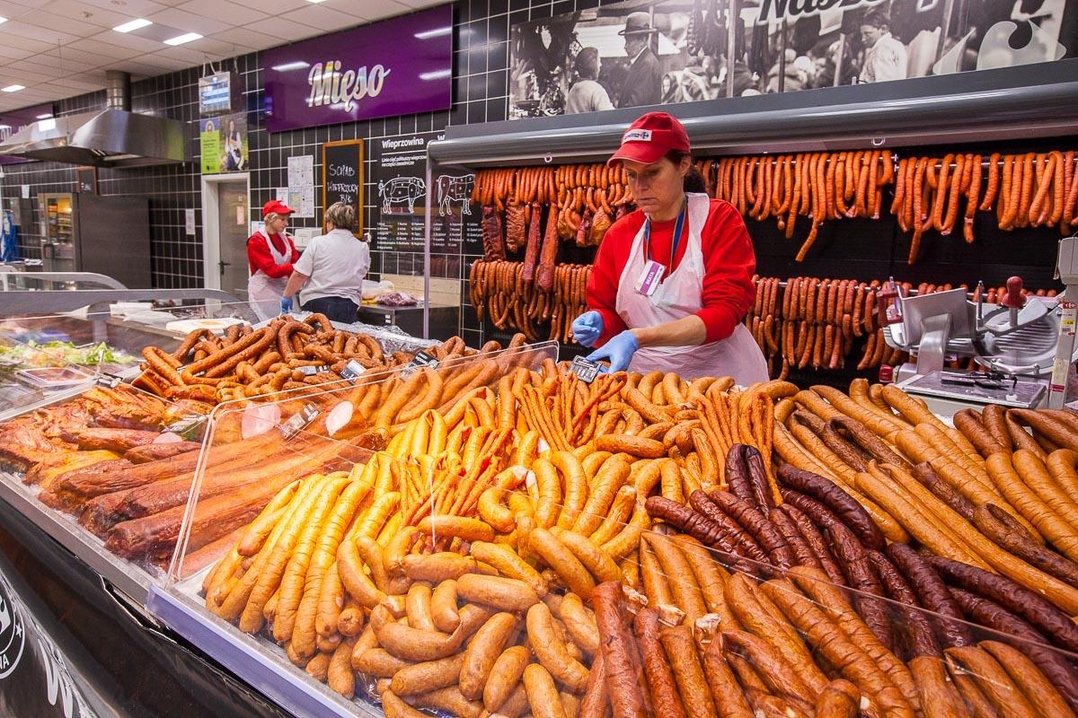 Targ świeżości, mięsa i wędliny z własnej wędzarni oraz duży wybór artykułów przemysłowych