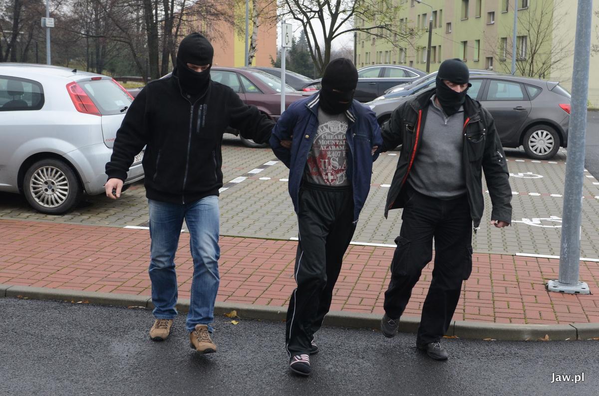 Zabójca doprowadzony przed sąd. Zobacz zdjęcia