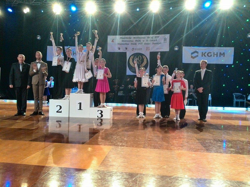 Młodzi mistrzowie tańca towarzyskiego z medalami