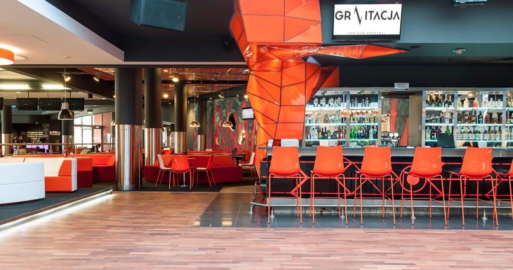 Praca: Kelnerka i barman w Gravitacji