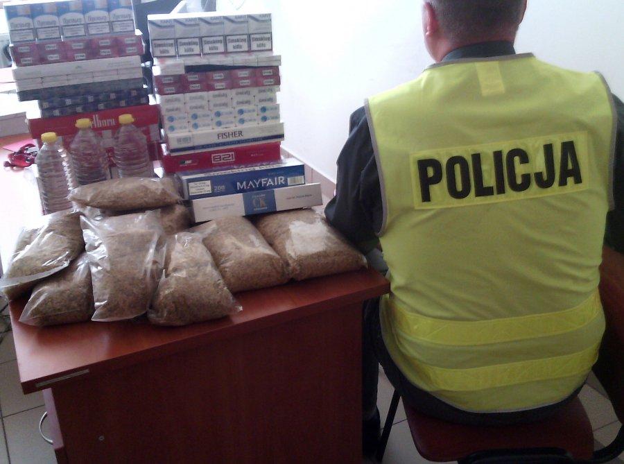 Bezakcyzowe papierosy w rękach policjantów