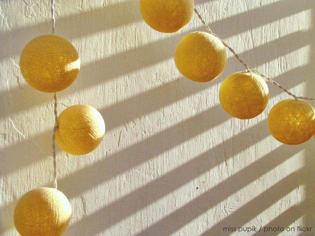 Jak zrobić cotton ball lights, czyli girlandę świetlną z bawełnianymi kulami