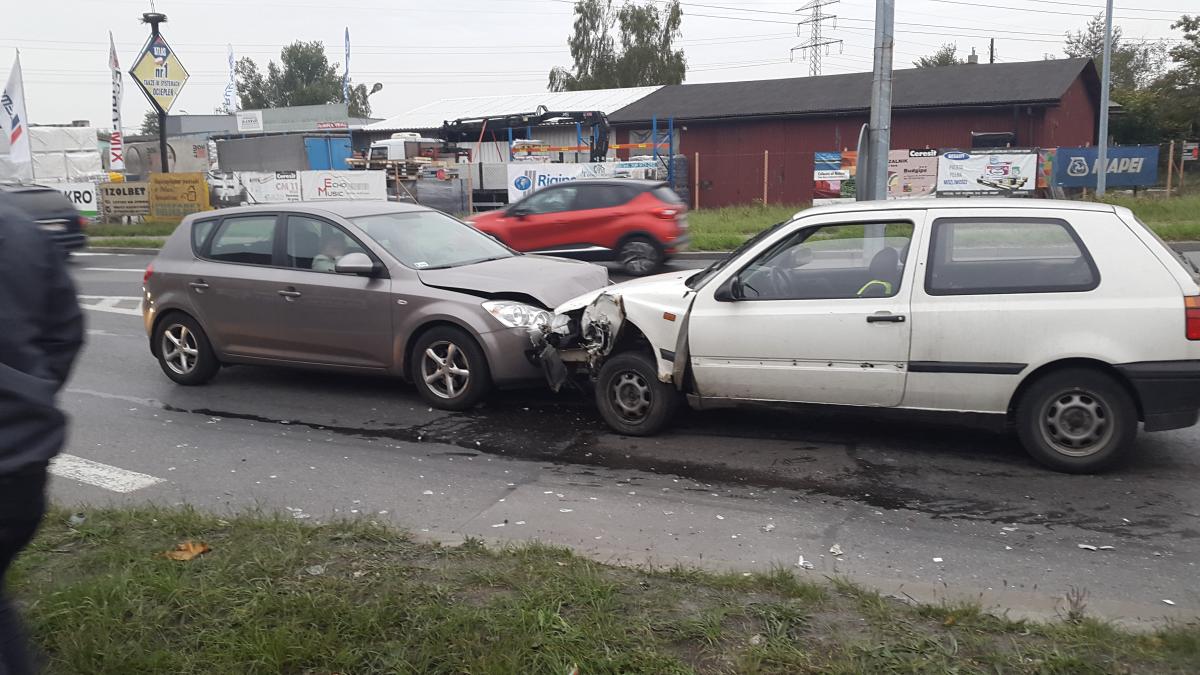 Kolizja na Azotce. Kierowca nie posiadał prawa jazdy.