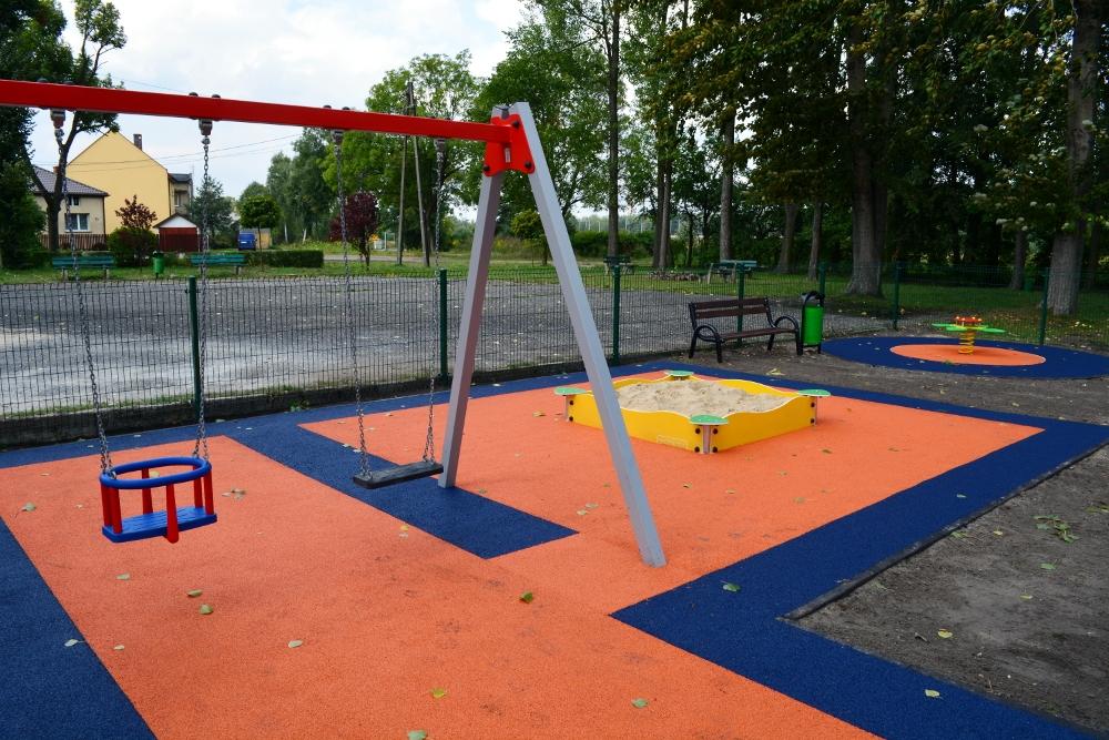 Plac zabaw na Długoszynie oddany