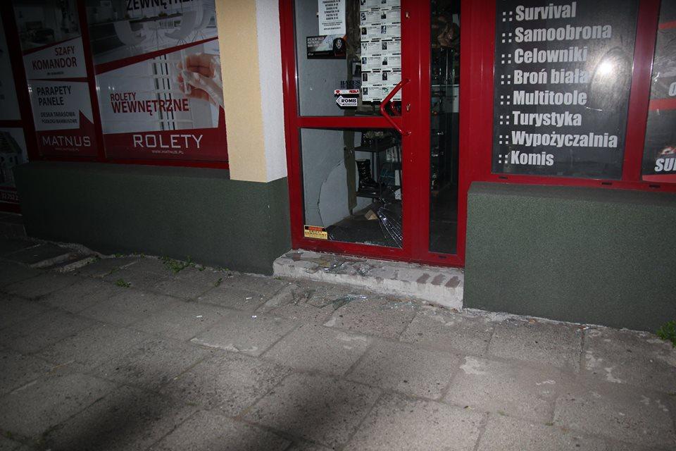 Ktoś wybił szybę w sklepie. Właściciel szuka sprawców