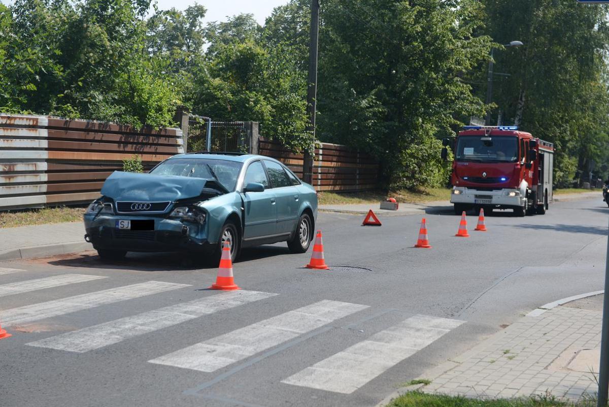 Wypadek z udziałem dwóch osobówek na Piekarskiej