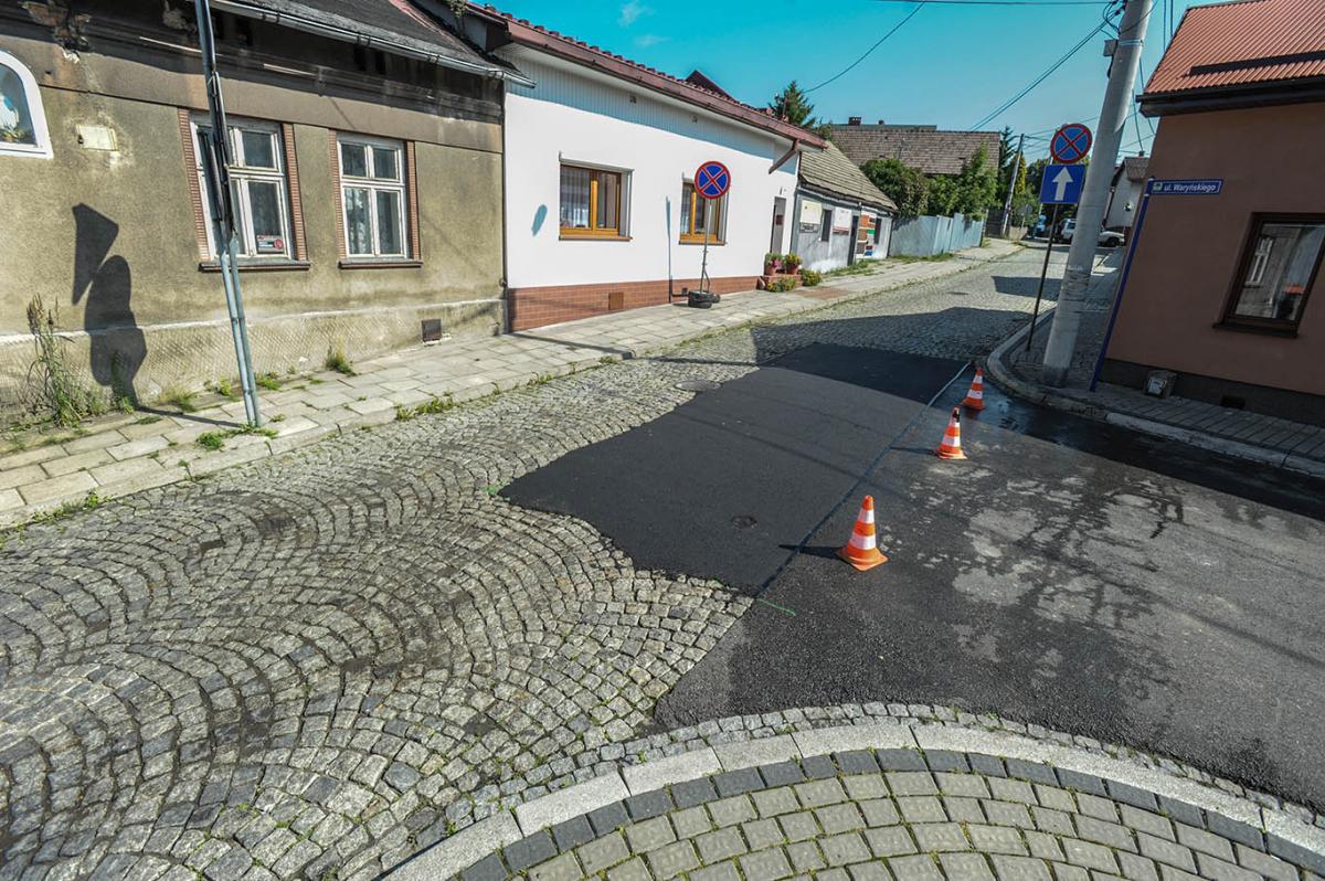 Specjaliści od kostki wylali na nią asflalt