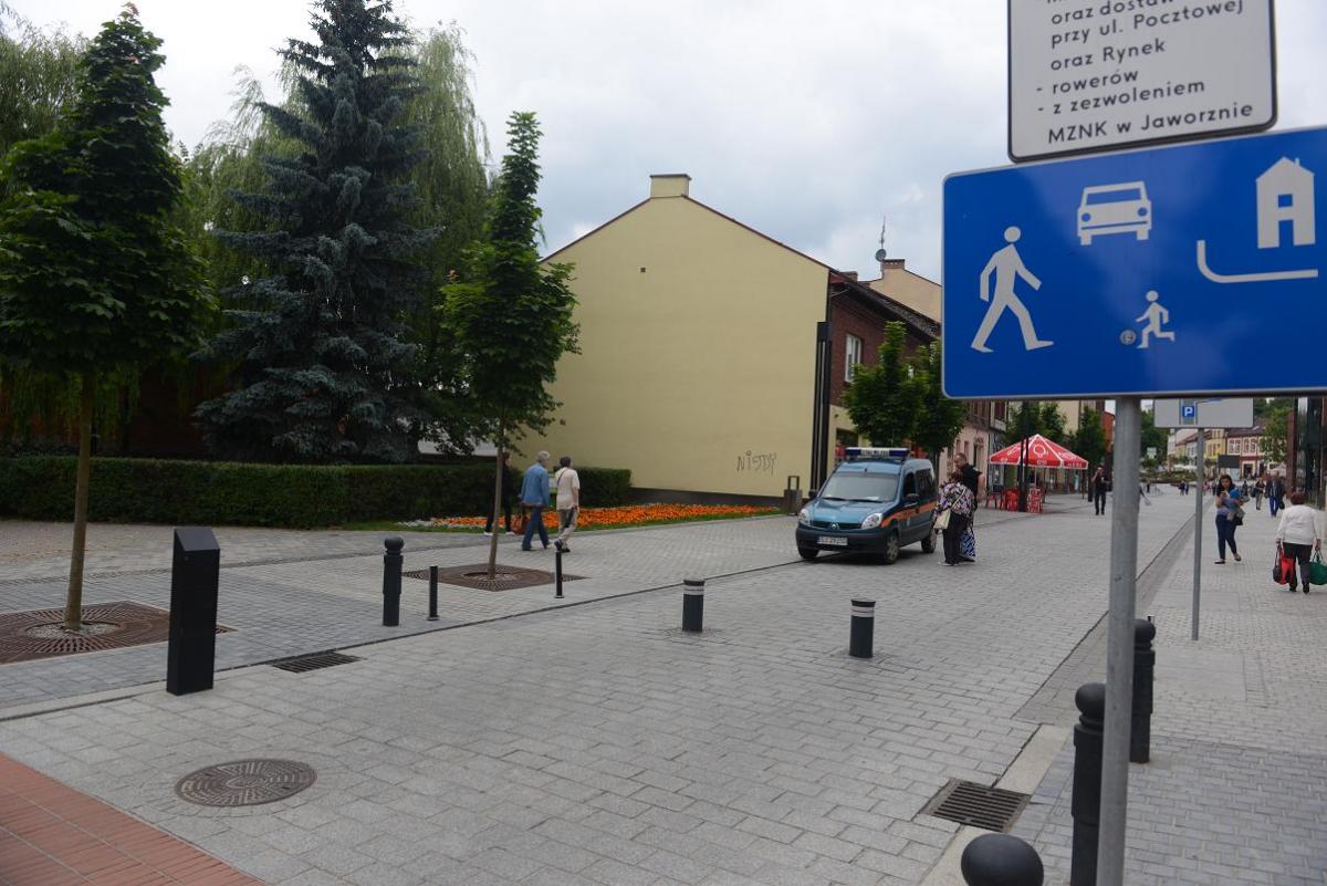 Strażnicy Miejscy pilnują wjazdu na rynek