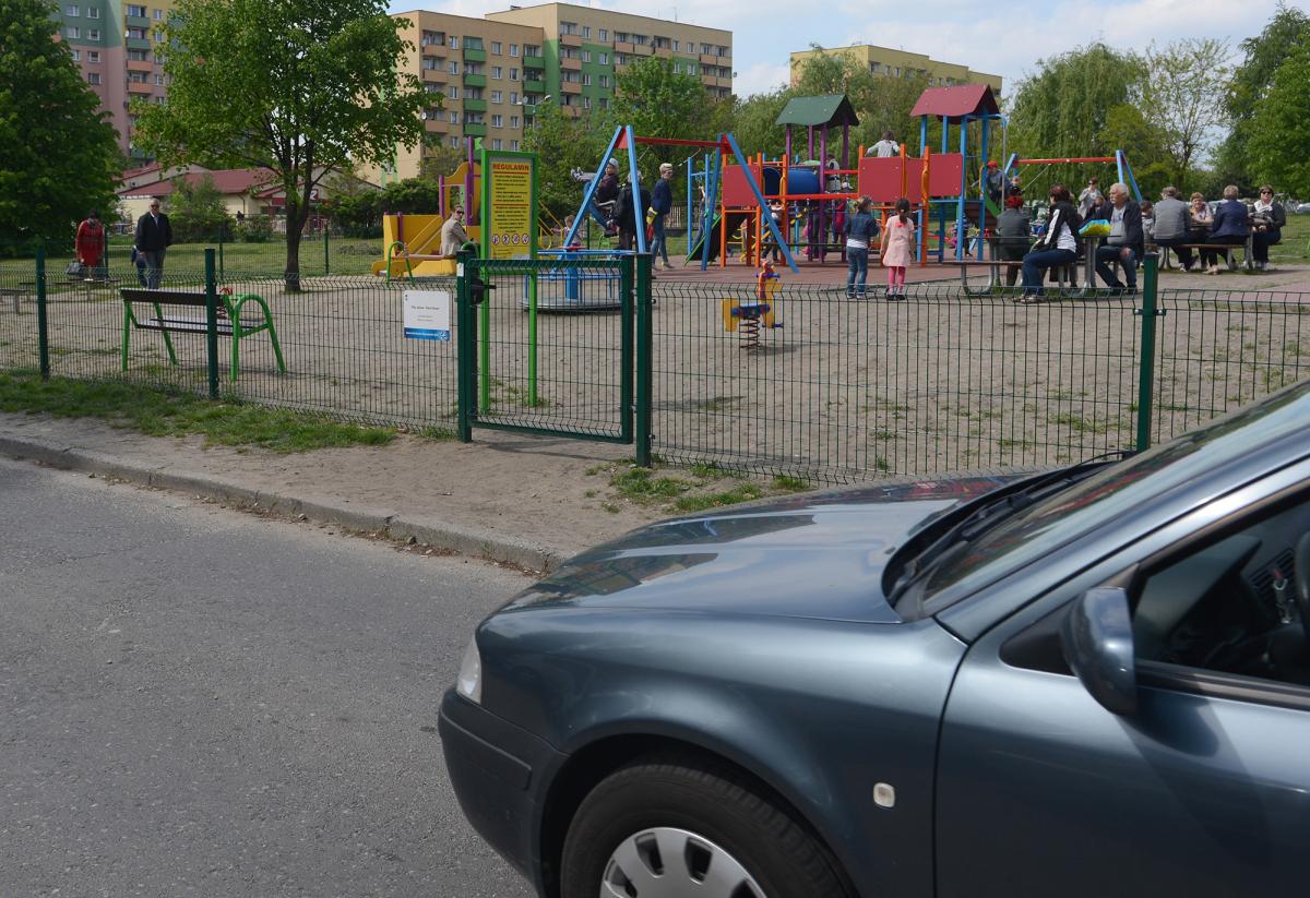 Z placu zabaw prosto pod samochód