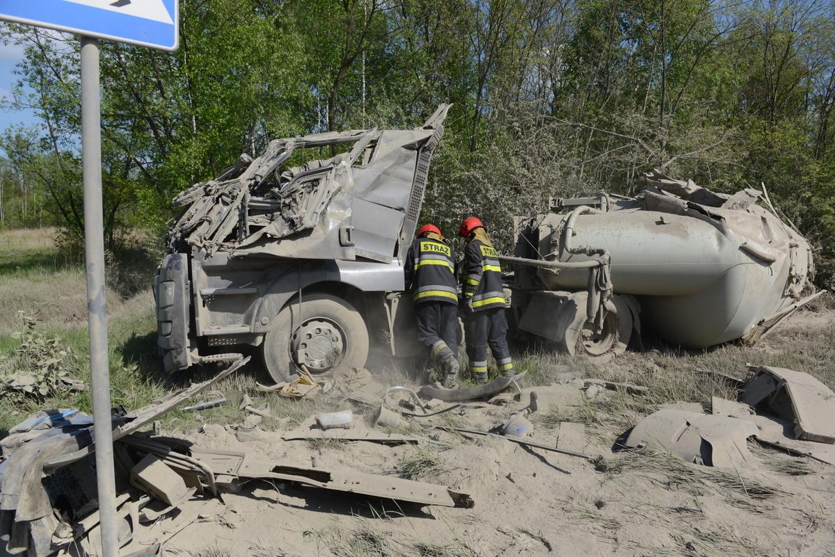 Wypadek na obwodnicy. Ciężarówka wypadła z drogi