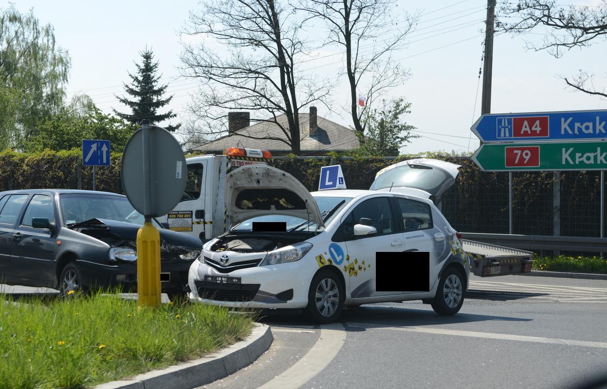 Przejechał na czerwonym świetle i uderzył w naukę jazdy