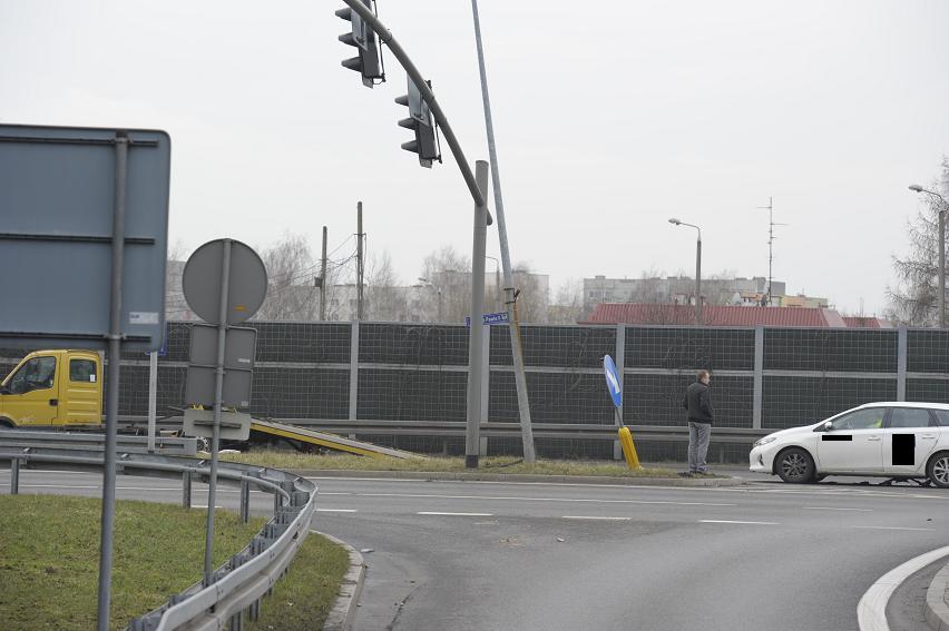 Kolizja na obwodnicy. Samochód uderzył w słup energetyczny