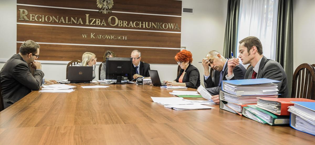 RIO umarza, lecz grozi Silbertowi palcem