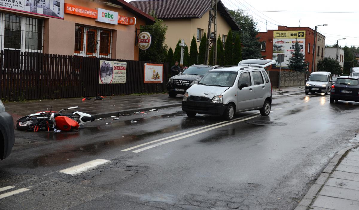 Zderzenie motoroweru z samochodem osobowym na Szczakowskiej