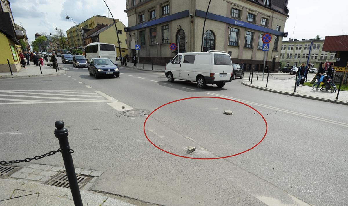 Obrzucili auto kamieniami i uciekli