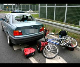 Rowerem uszkodził BMW