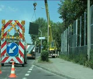  Uwaga! Montują ekrany  akustyczne