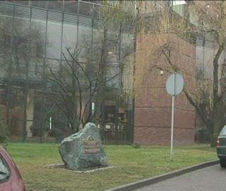 Tajemniczy głaz obok biblioteki – zagadka rozwiązana