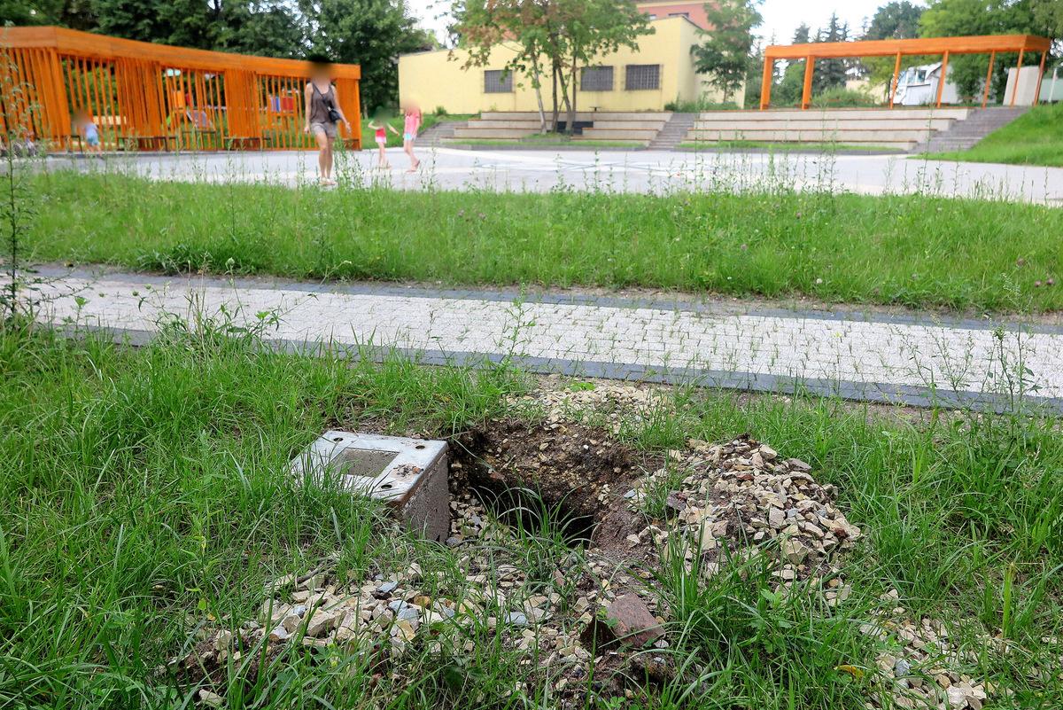 3 latarnie skradzione z Rynku Kultury i Rozrywki