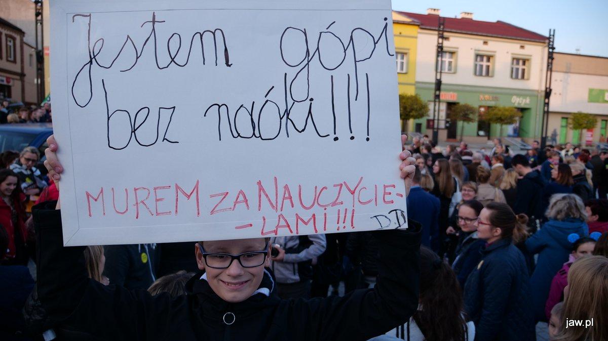 Zebrali się na rynku aby wspierać nauczycieli