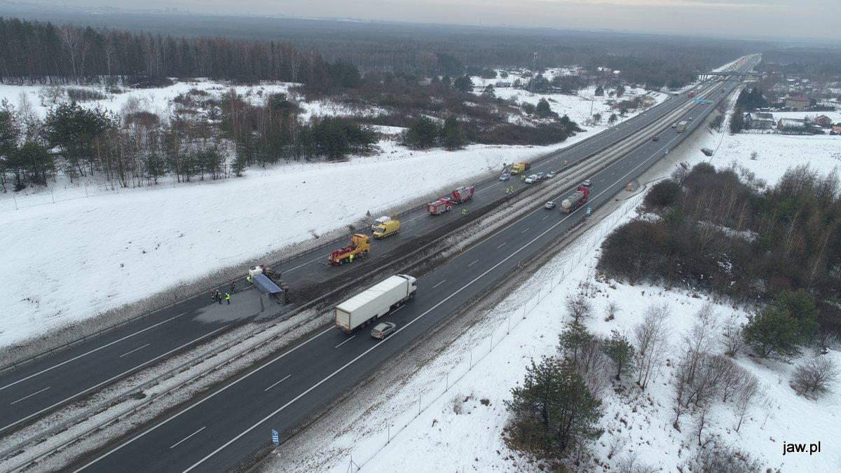 A4 zablokowana – wywróciła się ciężarówka 
