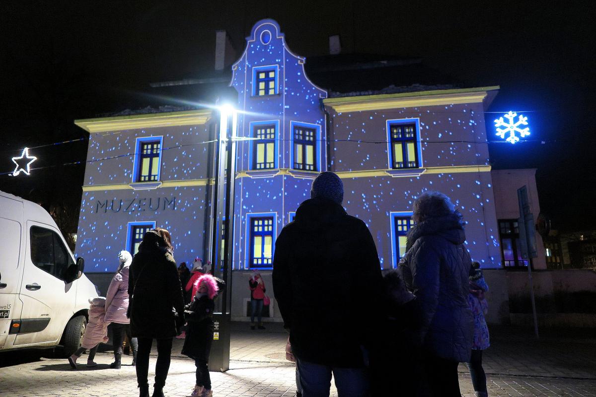 Iluminacje, świąteczny pociąg i igloo przy jaworznickim rynku