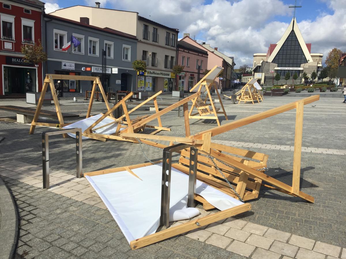 Wiatr poprzewracał huśtawki na rynku