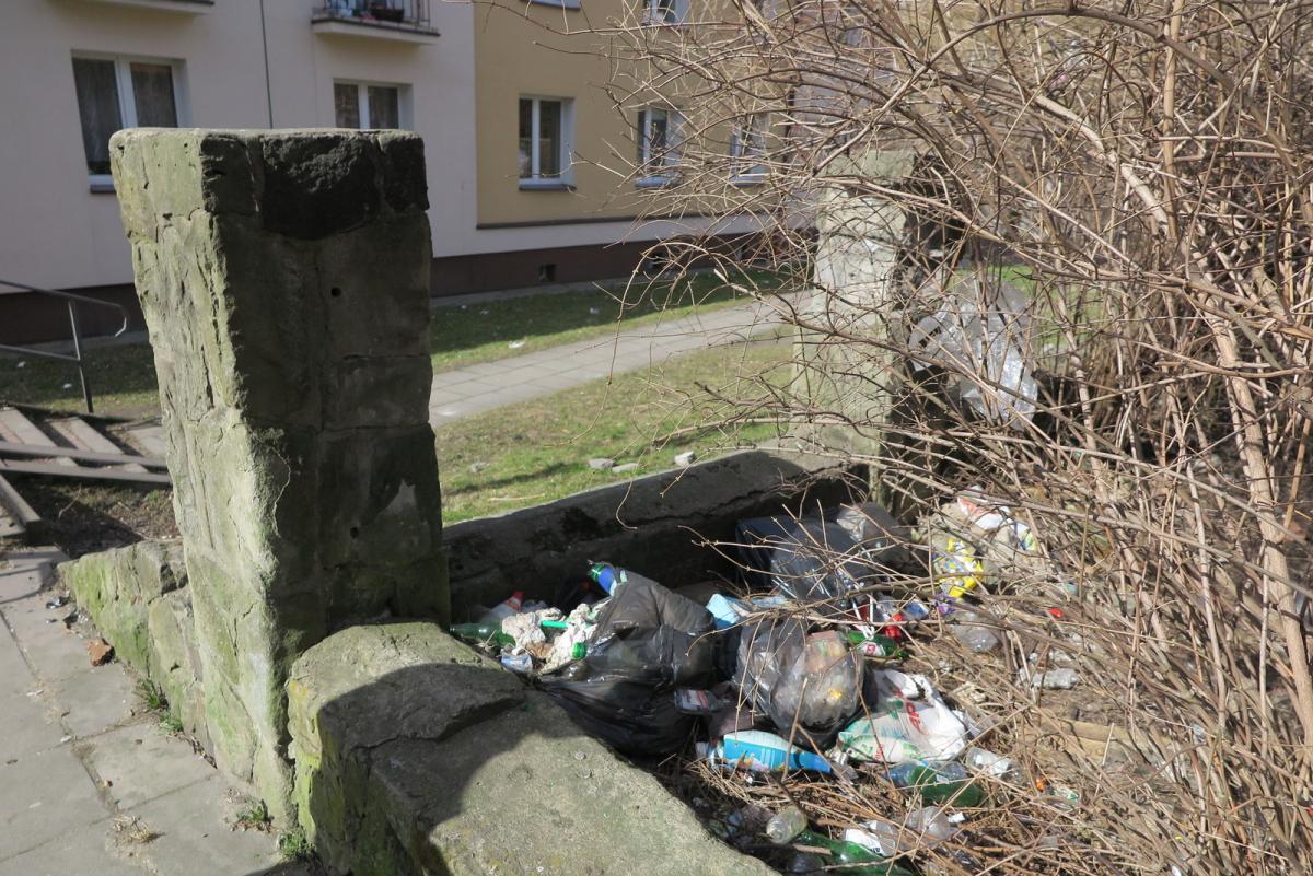 Śmietnisko w centrum miasta
