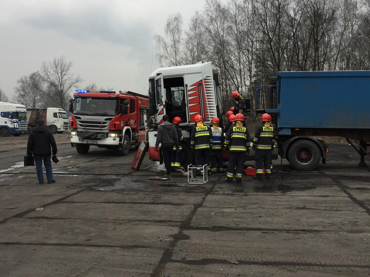 Płonęła ciężarówka na parkingu przed kopalnią