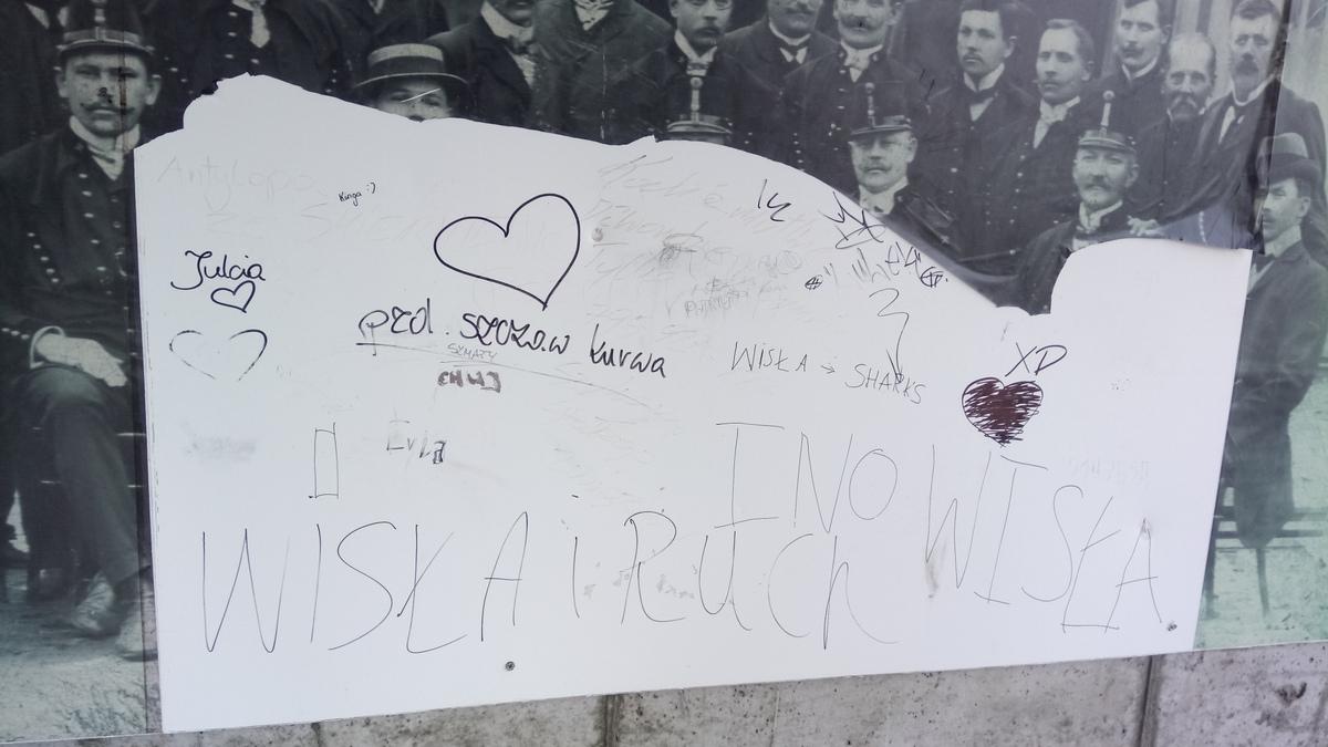 Wandale zniszczyli plac zabaw i makietę kopalni