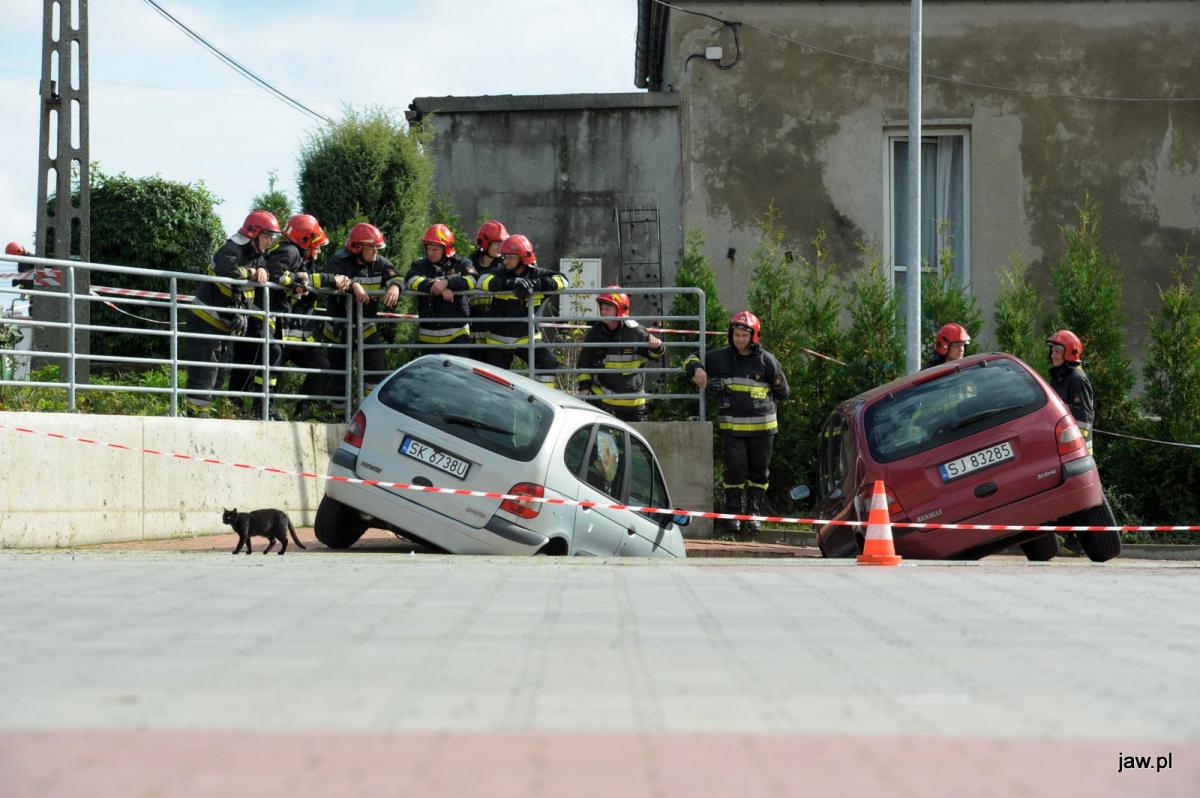 Osunęła się ziemia na parkingu