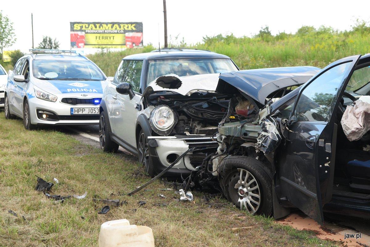 Zasnął za kierownicą. Uderzył czołowo w mini