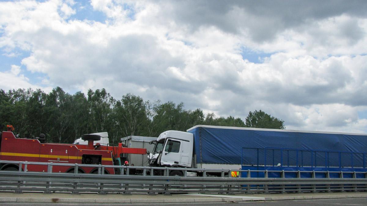 Wypadek na A4. Ciężarówka wjechała w autobus