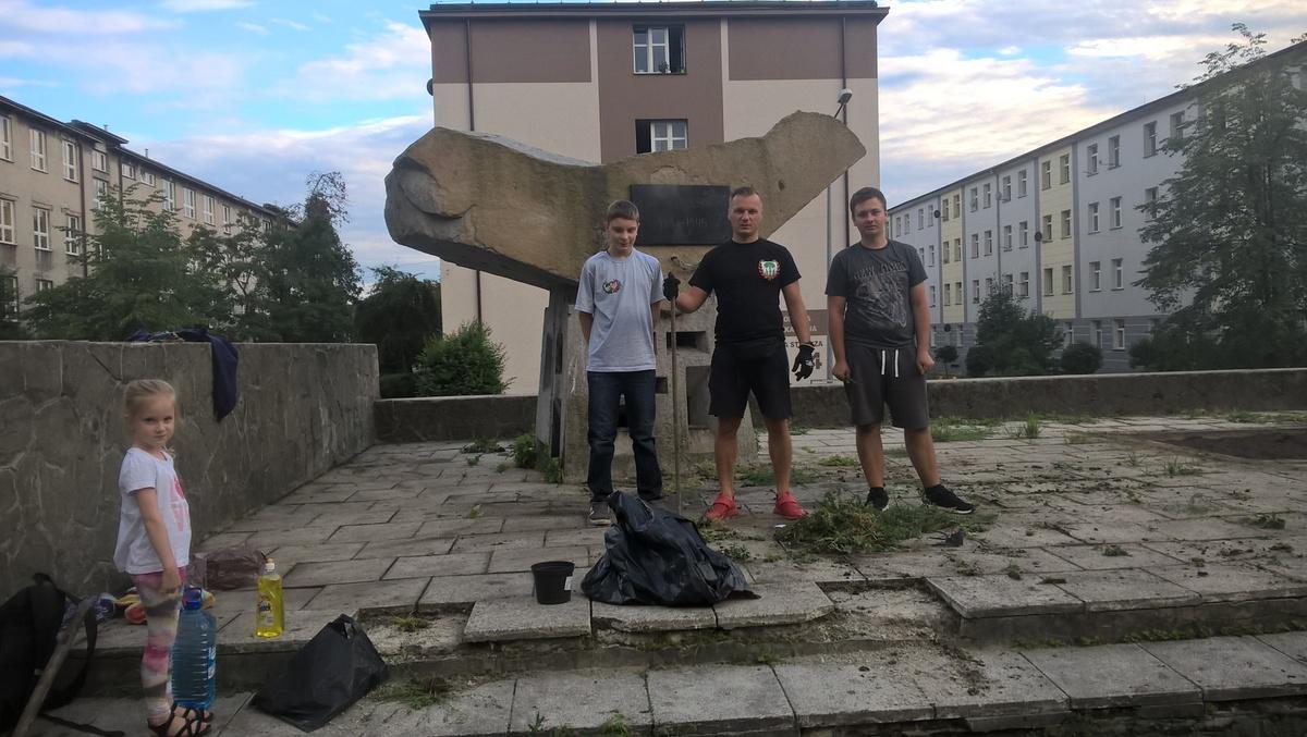 Posprzątali zaniedbany pomnik na Osiedlu Stałym