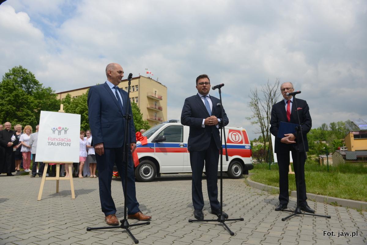 Szpital w Jaworznie kupił karetkę dzięki Fundacji TAURON