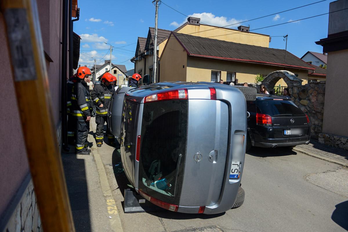 Kolizja na Żółkiewskiego. Auto wywróciło się na bok