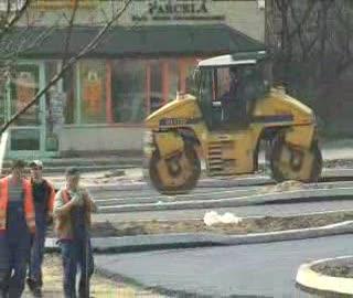 Kładą asfalt w centrum