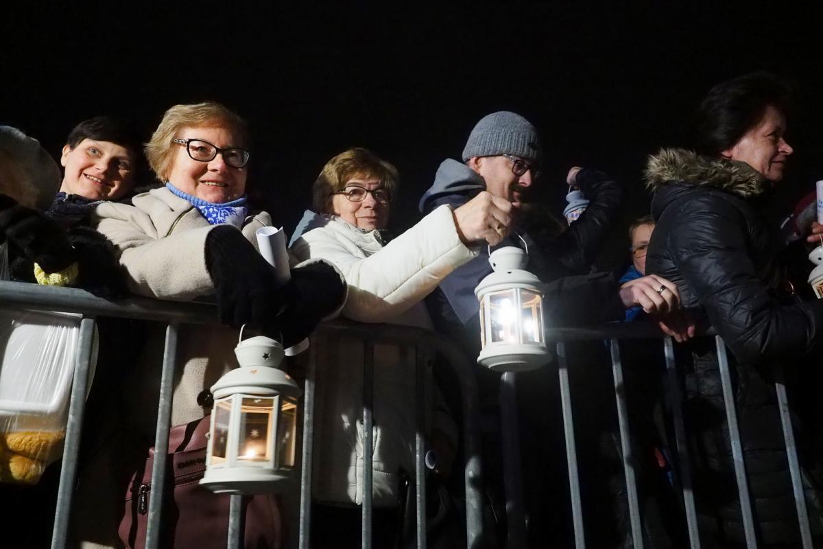 Harcerze przekazali Betlejemskie Światło Pokoju mieszkańcom Jaworzna