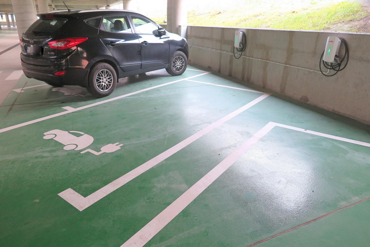 Parking pod halą MCKiS 