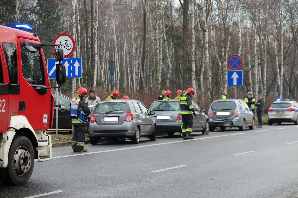 3 kolizje i 4 rozbite samochody przy Parku Lotników!