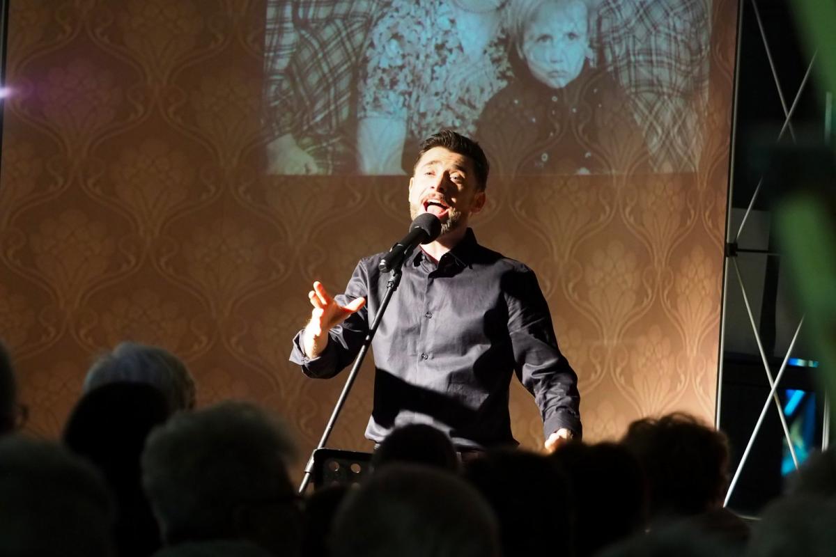 Kacper Kuszewski w spektaklu „Album Rodzinny”
