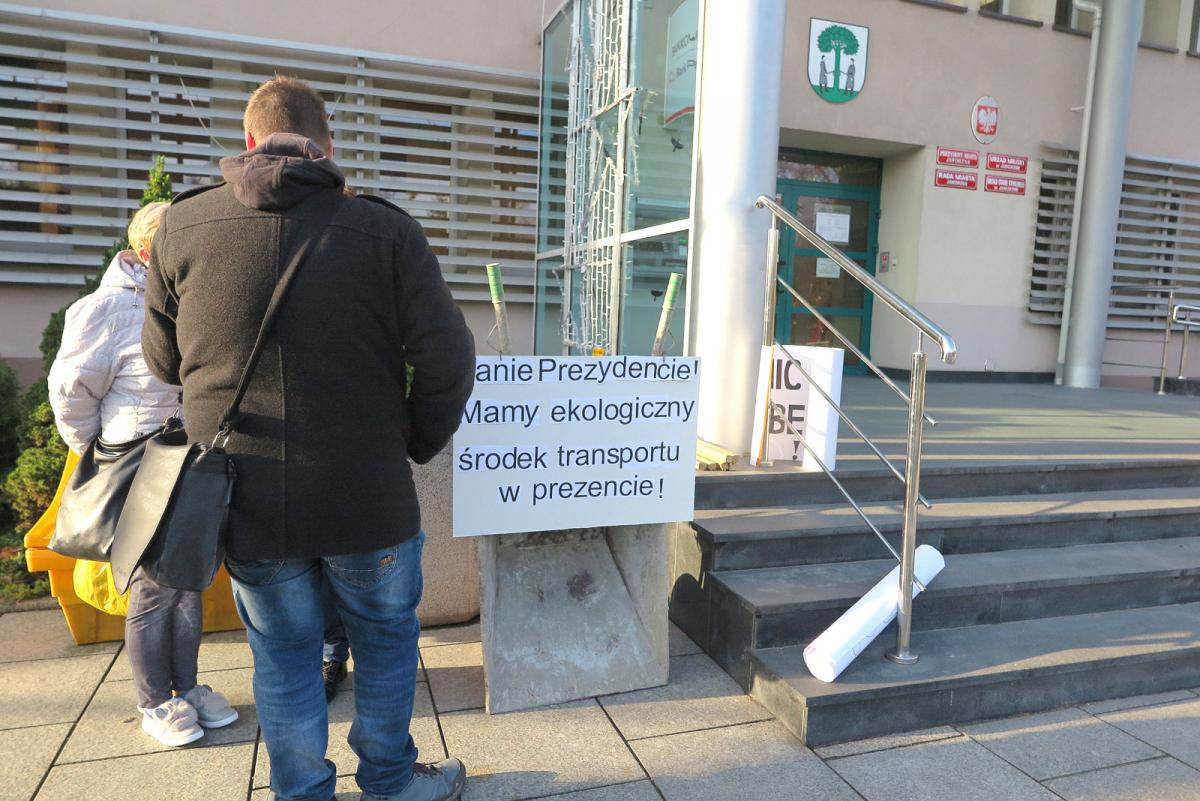 W urzędzie nadzwyczajna sesja Rady Miejskiej, a przed urzędem trwa protest!