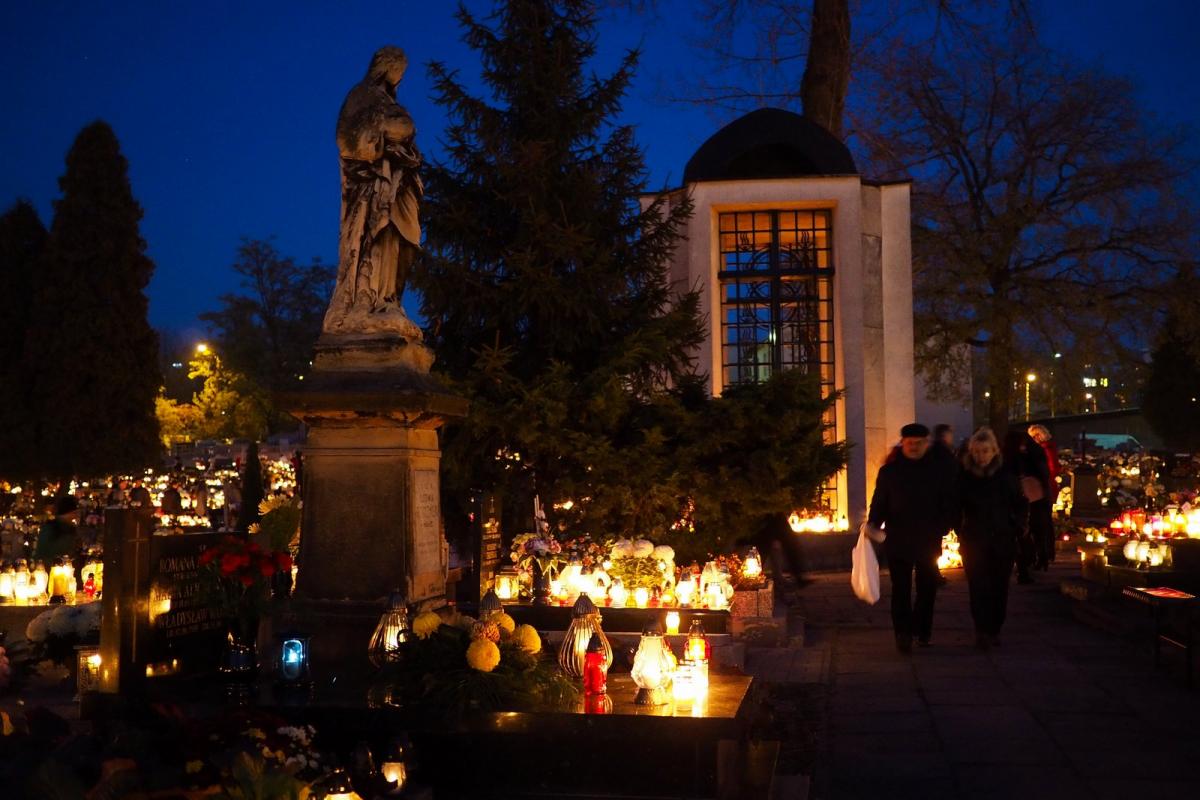 Wszystkich Świętych 2019 - po zmroku