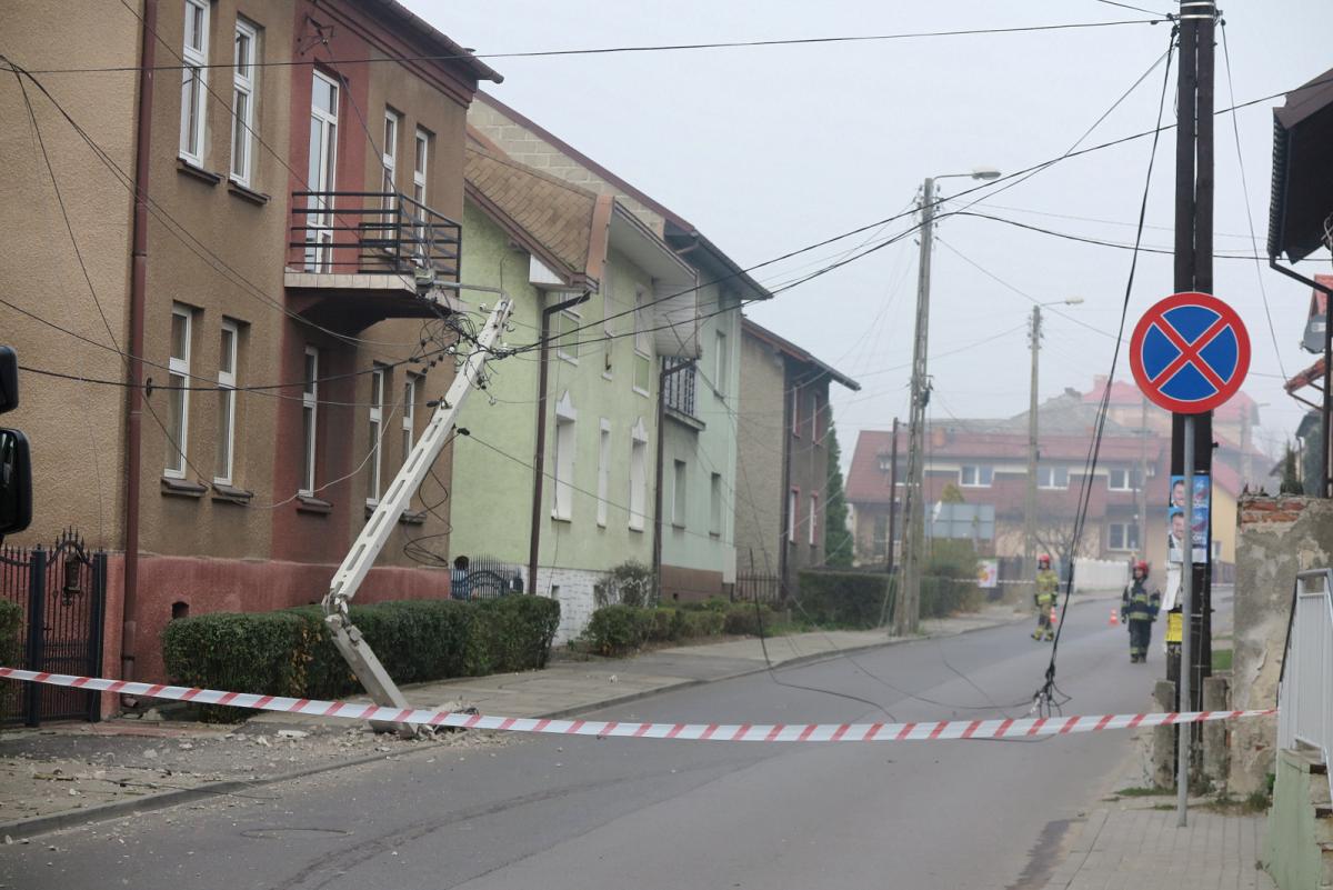 Uderzył w słup i uciekł