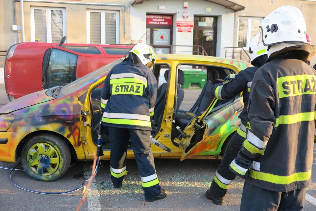 Strażacy z OSP Osiedle Stałe rozcinali samochody!
