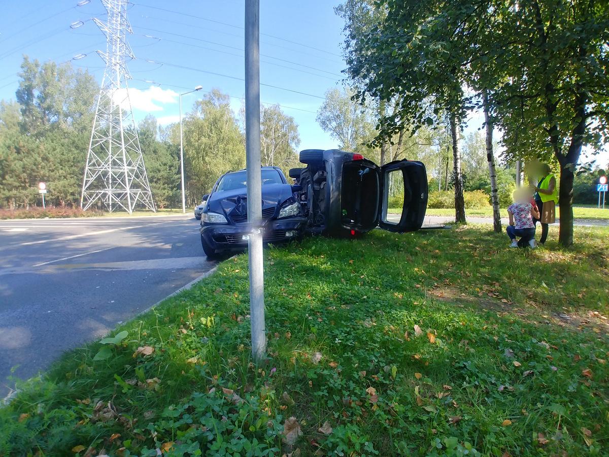 Zderzenie na Osiedlu Stałym - Świadkowie wyciągnęli z samochodu dziecko