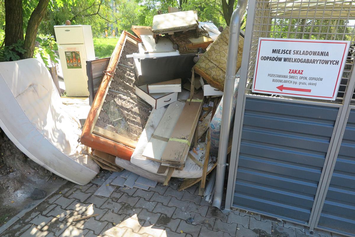 Jaworzno zasypane odpadami gabarytowymi