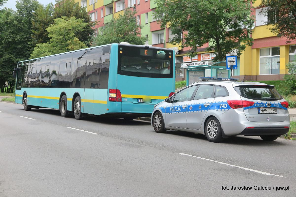 Stłuczka i uszkodzony autobus na Grunwaldzkiej