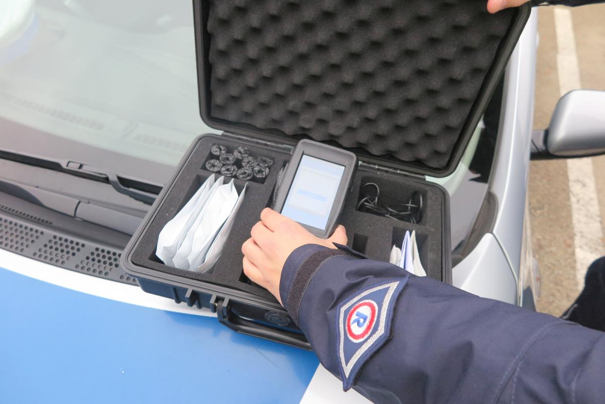 Nowa broń do walki z przestępczością drogową w rękach jaworznickich policjantów
